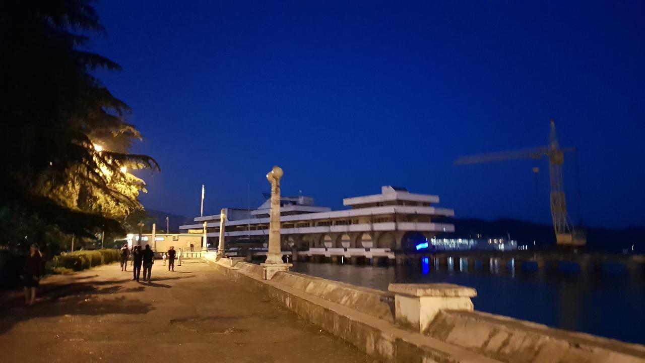 Люкс Апартаменты Центр Sukhumi Exterior photo